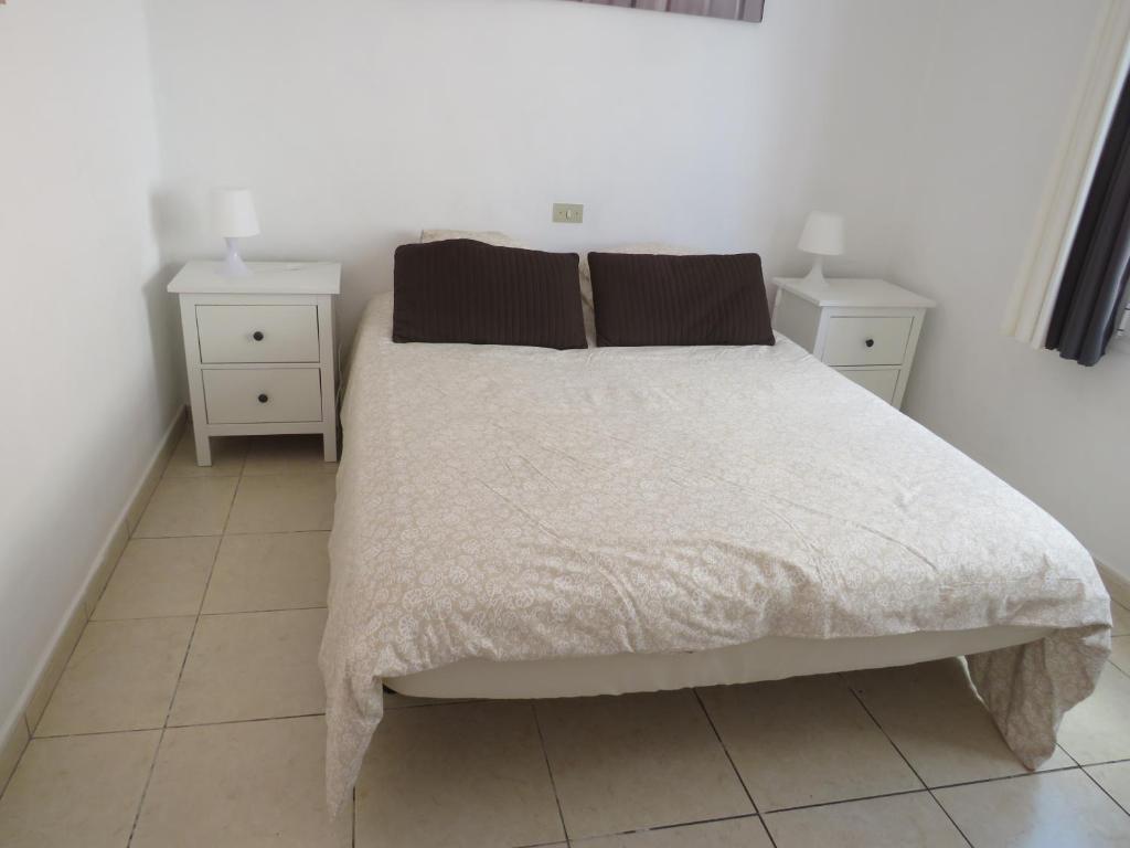 A bed or beds in a room at Biósfera Modern Bright Old Town Two Bedroom Apartment PDC