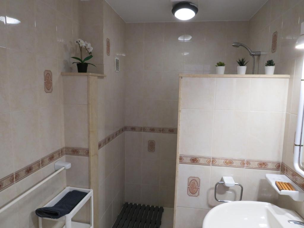 A bathroom at Biósfera Modern Bright Old Town Two Bedroom Apartment PDC