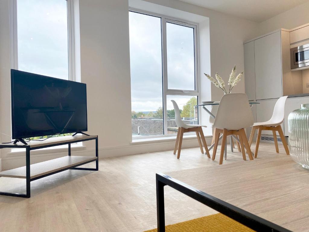 TV a/nebo společenská místnost v ubytování Skyline at Fleet Heights Apartment Six