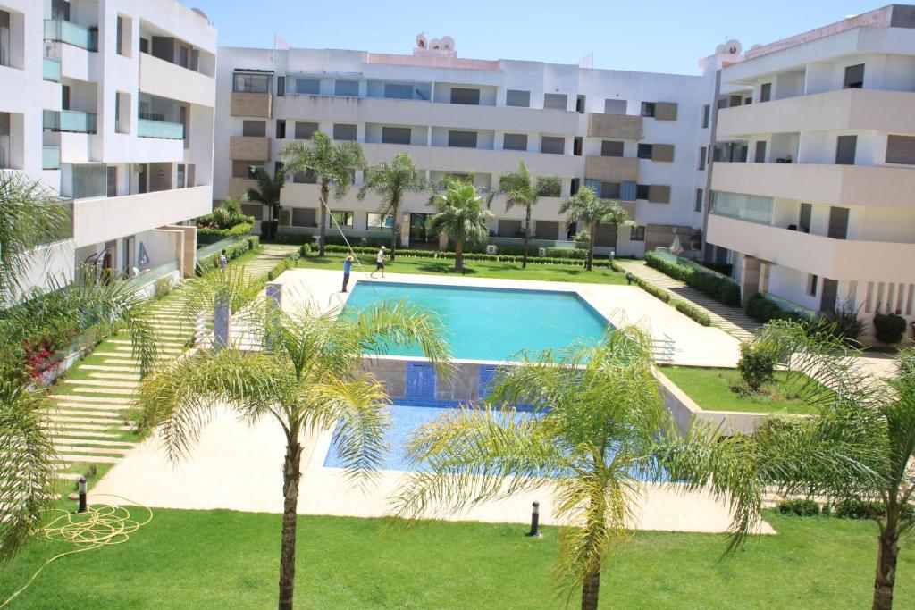 een uitzicht over een zwembad in een gebouw bij Appartement de Vacances à Mohammedia Paradise in Mohammedia
