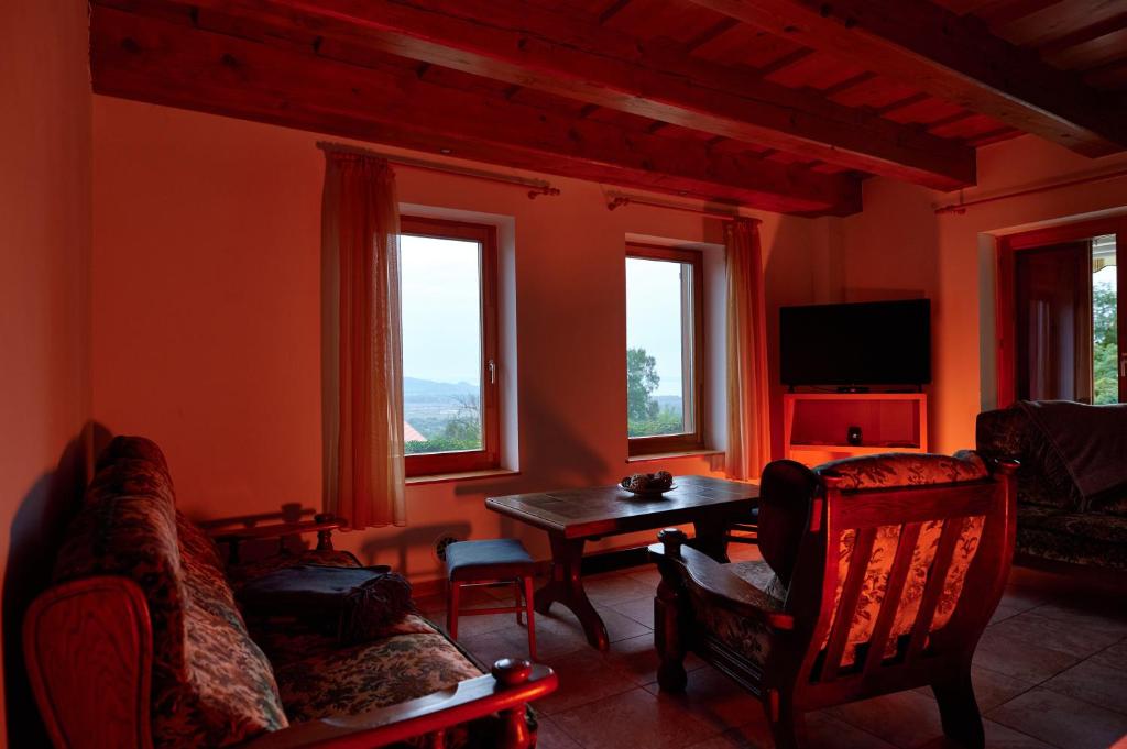 A television and/or entertainment centre at Öreghegyi Panoráma Villa, Balatonederics