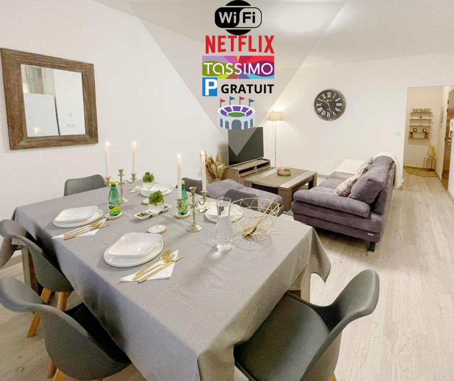 - une salle à manger avec une table, des chaises et un canapé dans l'établissement T2 LE BIEN ETRE MARSEILLE 9ème-wifi-netflix-Métro-Parking-Plage, à Marseille