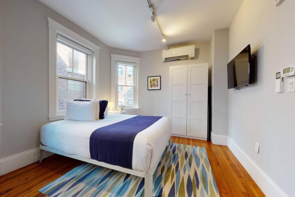 - une chambre avec un grand lit et une télévision dans l'établissement A Stylish Stay w/ a Queen Bed, Heated Floors.. #12, à Brookline