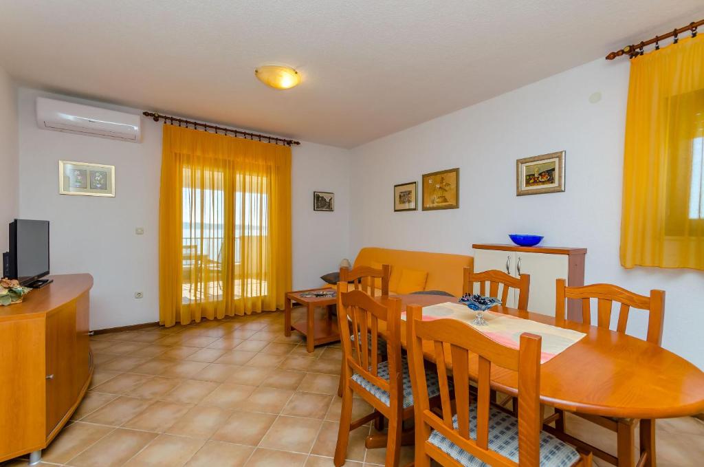 Televízia a/alebo spoločenská miestnosť v ubytovaní Apartments Jurko