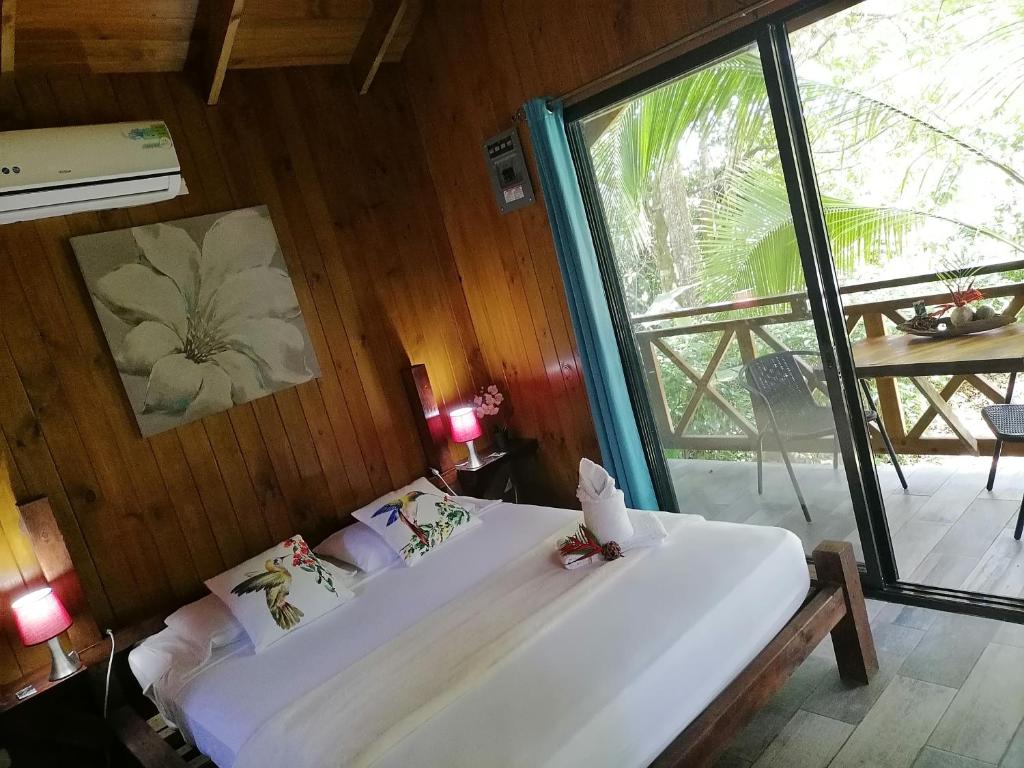 A bed or beds in a room at Casa el Colibrí