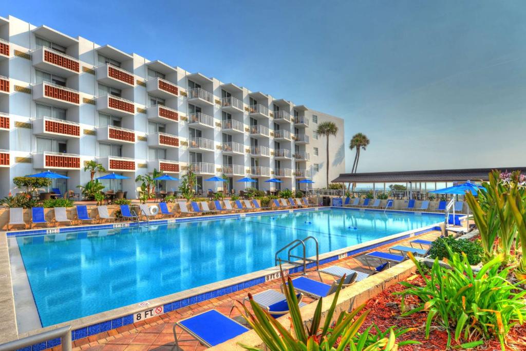 uitzicht op het zwembad van het resort bij Best Western Aku Tiki Inn in Daytona Beach