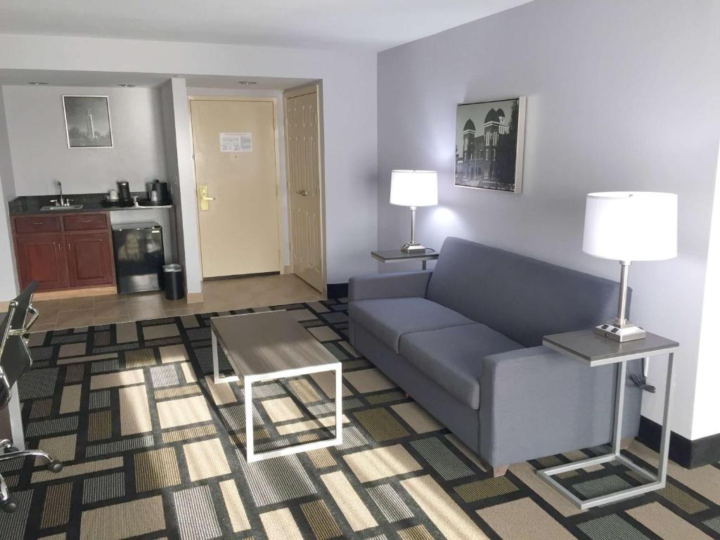 Kuchyň nebo kuchyňský kout v ubytování Best Western Plus Birmingham Inn & Suites