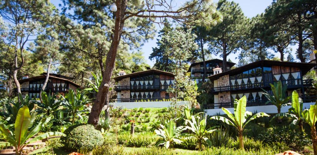 een uitzicht op een resort met bomen bij Monteverde in Mazamitla