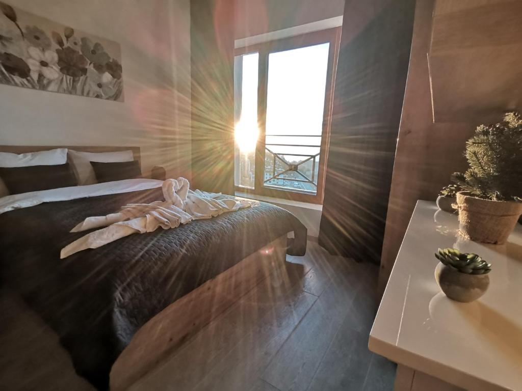 - une chambre avec un lit et une fenêtre dans l'établissement SANS Lux Apartman N42 Milmari Kopaonik, à Kopaonik