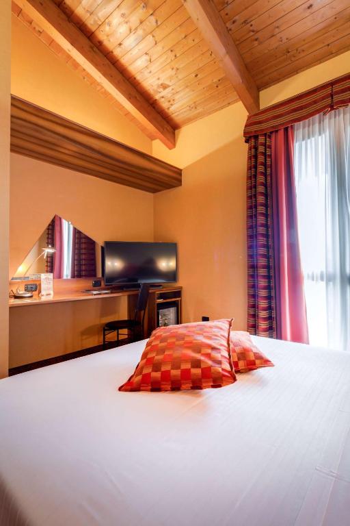 TV a/nebo společenská místnost v ubytování La Villa - Sure Hotel Collection by Best Western