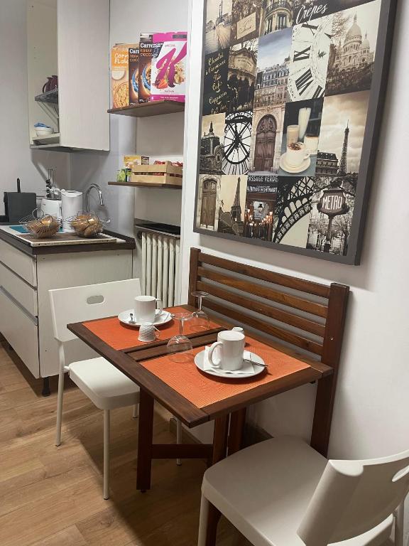 A kitchen or kitchenette at B&B Maggiore 58