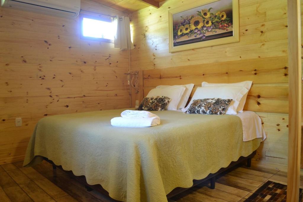 A bed or beds in a room at Rancho do Xaxim - Gramado