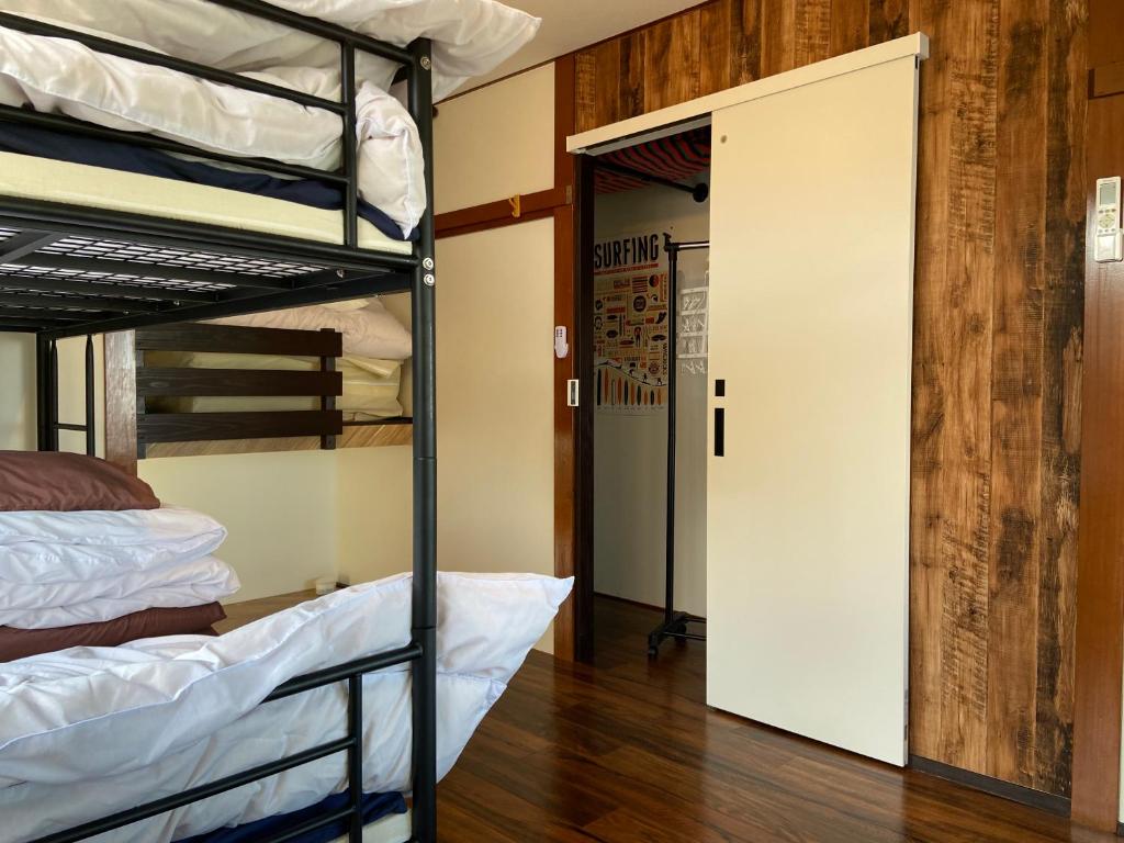 Postel nebo postele na pokoji v ubytování Takeigama Beach House