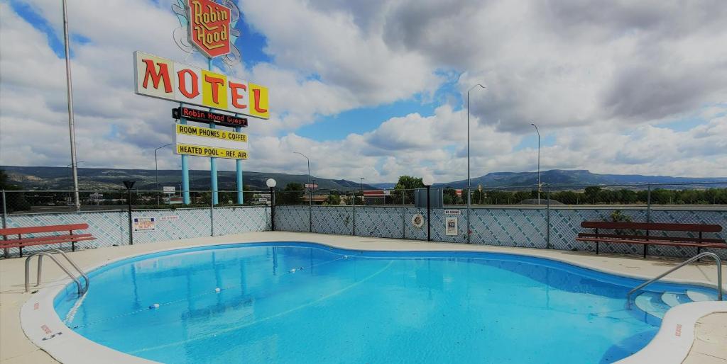 una gran piscina en un motel con un cartel en Robin Hood Motel, en Ratón