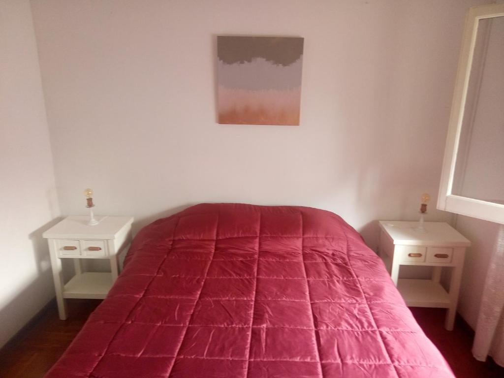A bed or beds in a room at LA CASA DEL PARQUE- 15 min del Aeropuerto de EZE!! ESTACIONAMIENTO GRATIS!