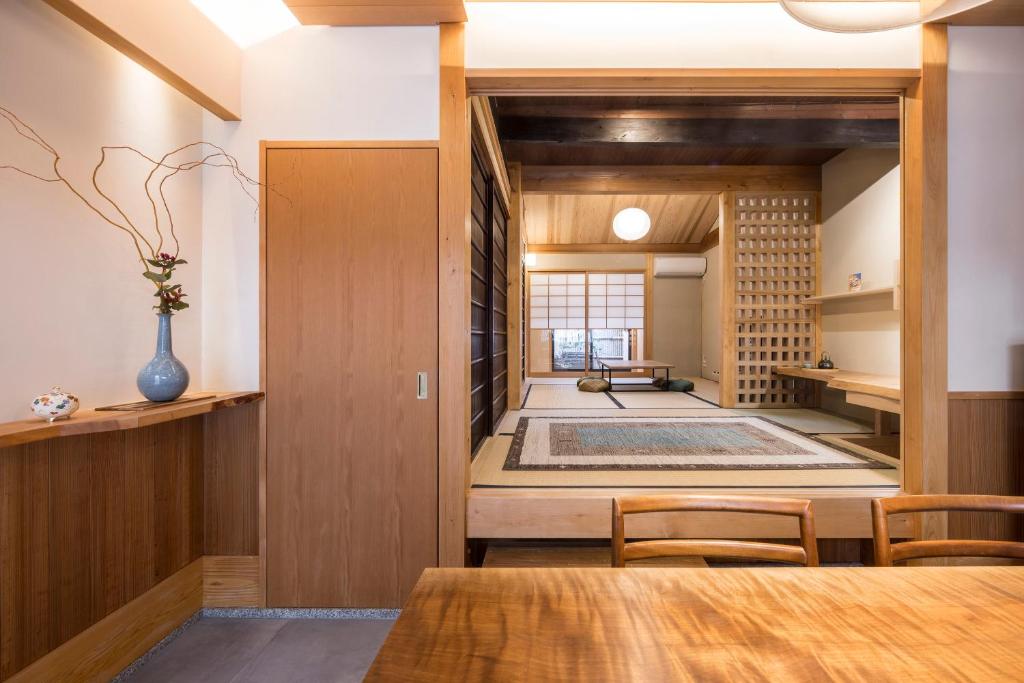 京都的住宿－京町家套房利休，一间带桌椅的用餐室和一间带客房的房间