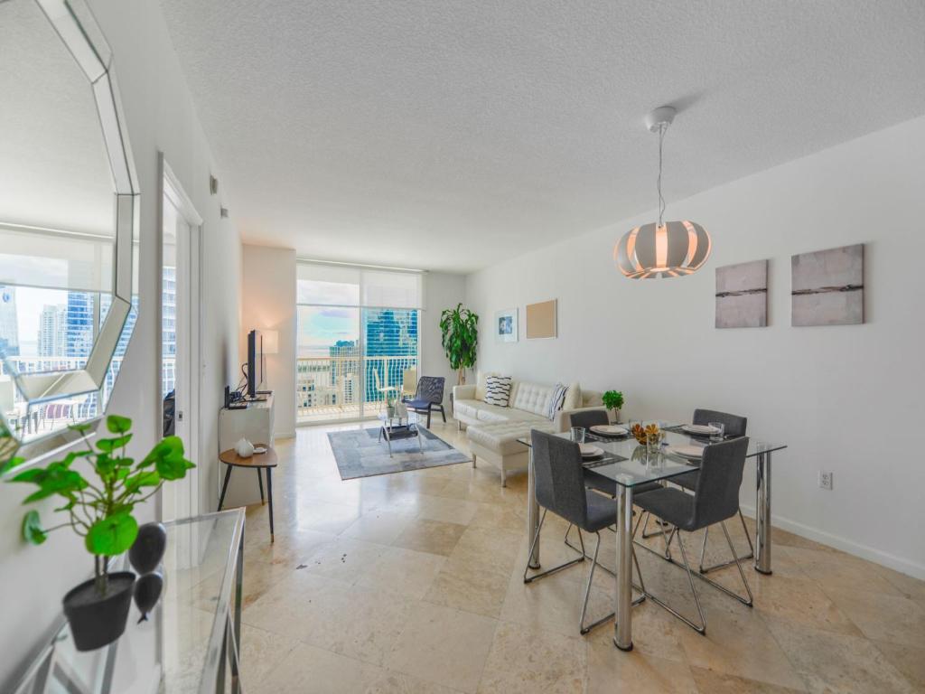 un soggiorno con tavolo e divano di Amazing apartment in the Heart of Brickell a Miami