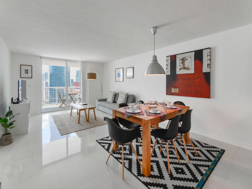 comedor y sala de estar con mesa y sillas en Fabulous apartment in Brickell, en Miami