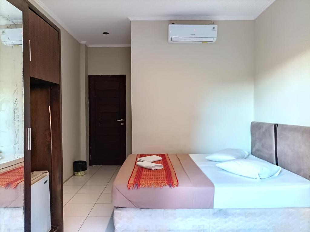 Postel nebo postele na pokoji v ubytování Sapta Petala Hotel