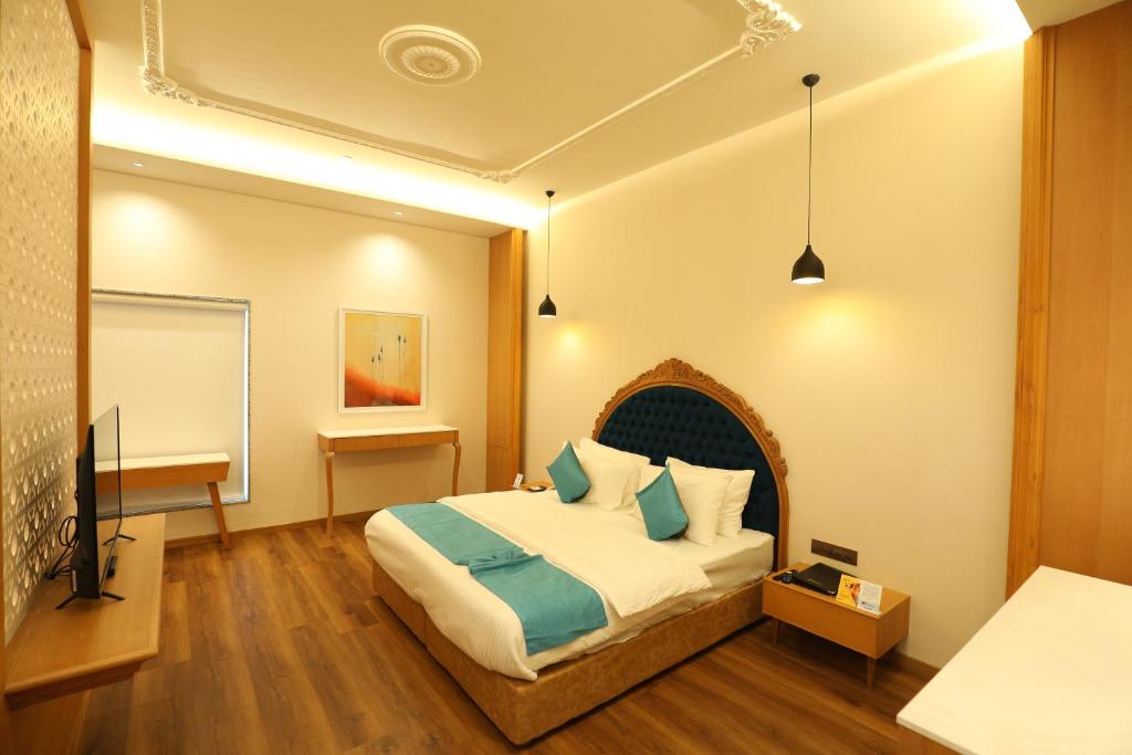 Postel nebo postele na pokoji v ubytování Hotel Blueivy Anand