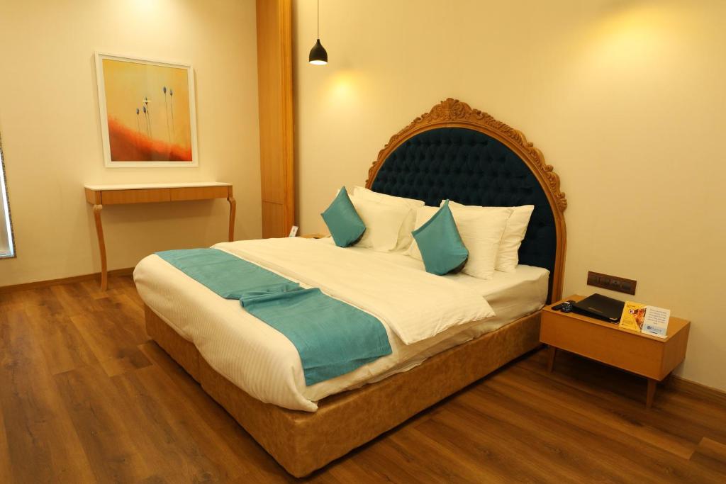 Postel nebo postele na pokoji v ubytování Hotel Blueivy Anand