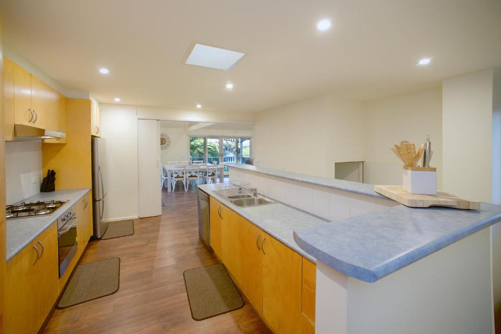Una cocina o cocineta en Boathouse Resort Studios and Suites
