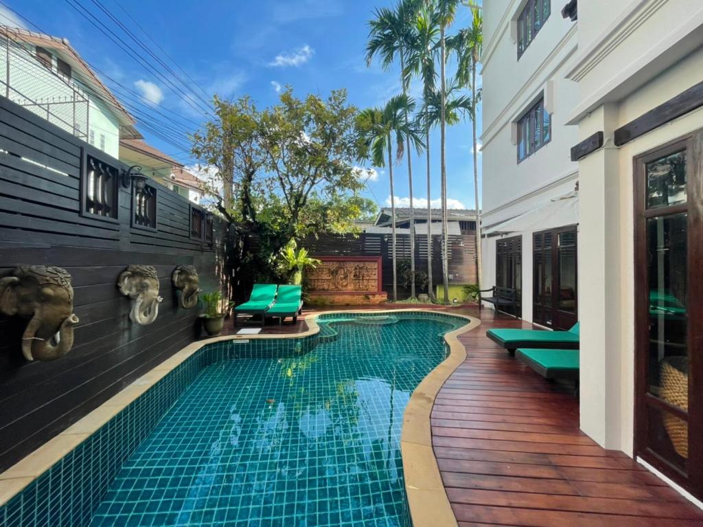 una piscina al centro di un edificio di Rich Lanna House a Chiang Mai