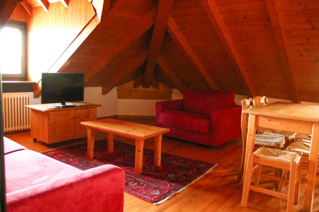 Televízia a/alebo spoločenská miestnosť v ubytovaní Locanda Aurora B&B
