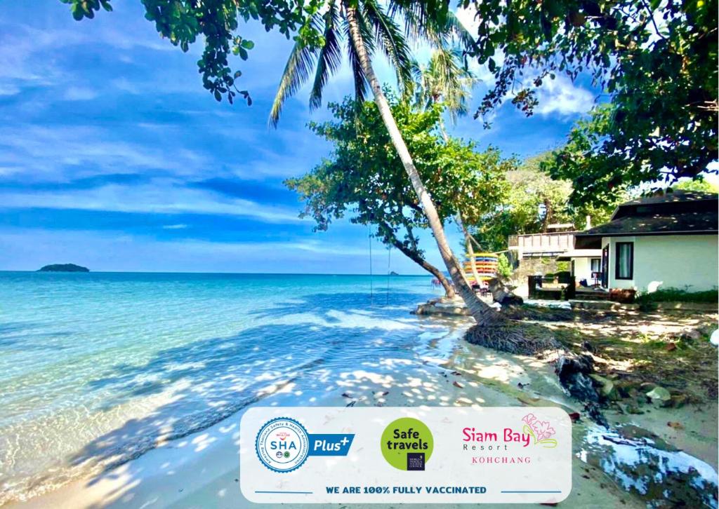 - une plage avec un panneau en face de l'océan dans l'établissement Siam Bay Resort, à Ko Chang