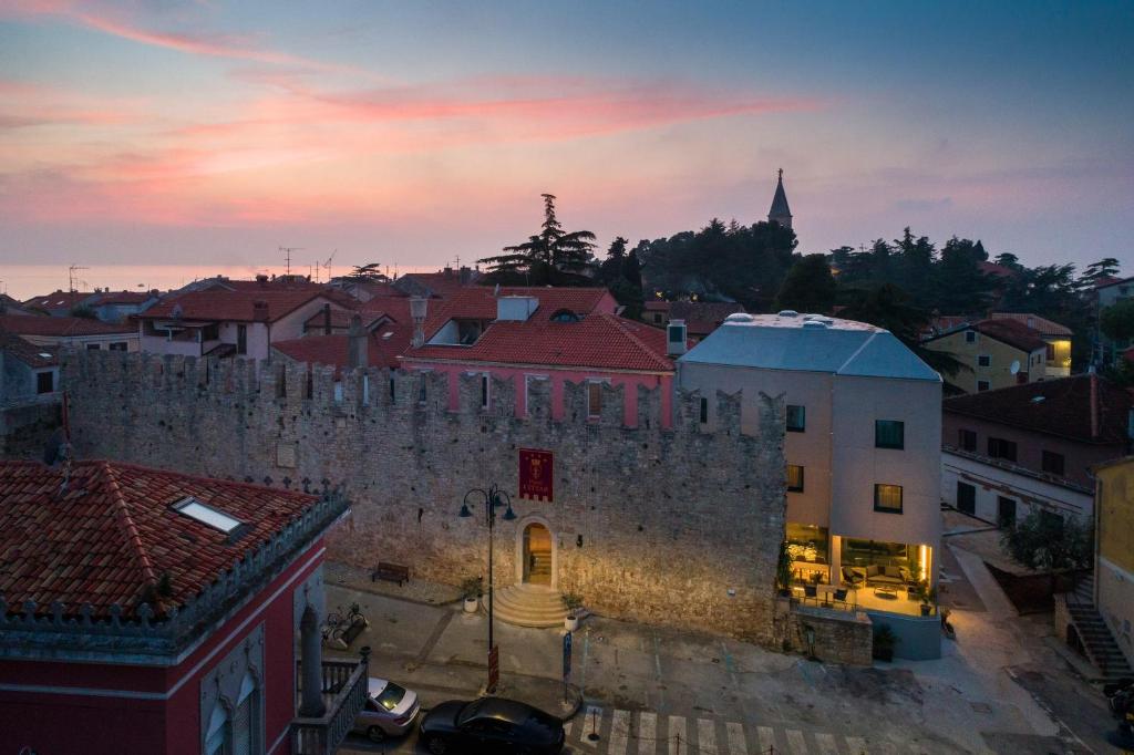 Východ nebo západ slunce při pohledu z hotelu nebo okolí