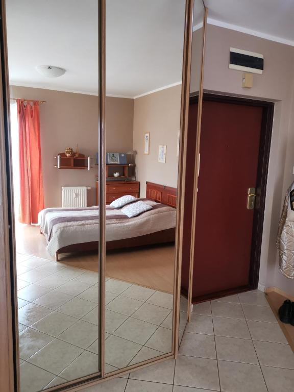 Posteľ alebo postele v izbe v ubytovaní Apartament Reymonta z widokiem na morze