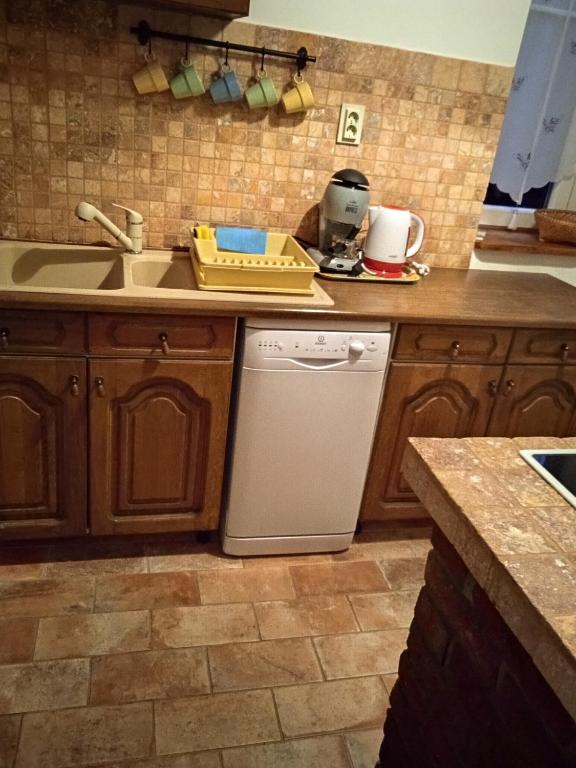 Kuchyň nebo kuchyňský kout v ubytování Veranda Vendégház