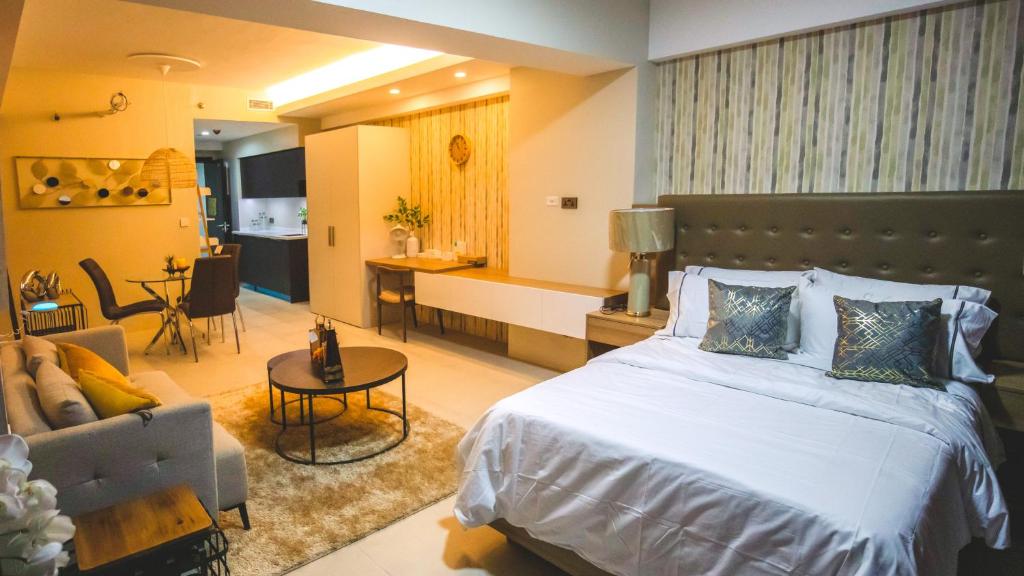 Postel nebo postele na pokoji v ubytování AEON SUITES Staycation