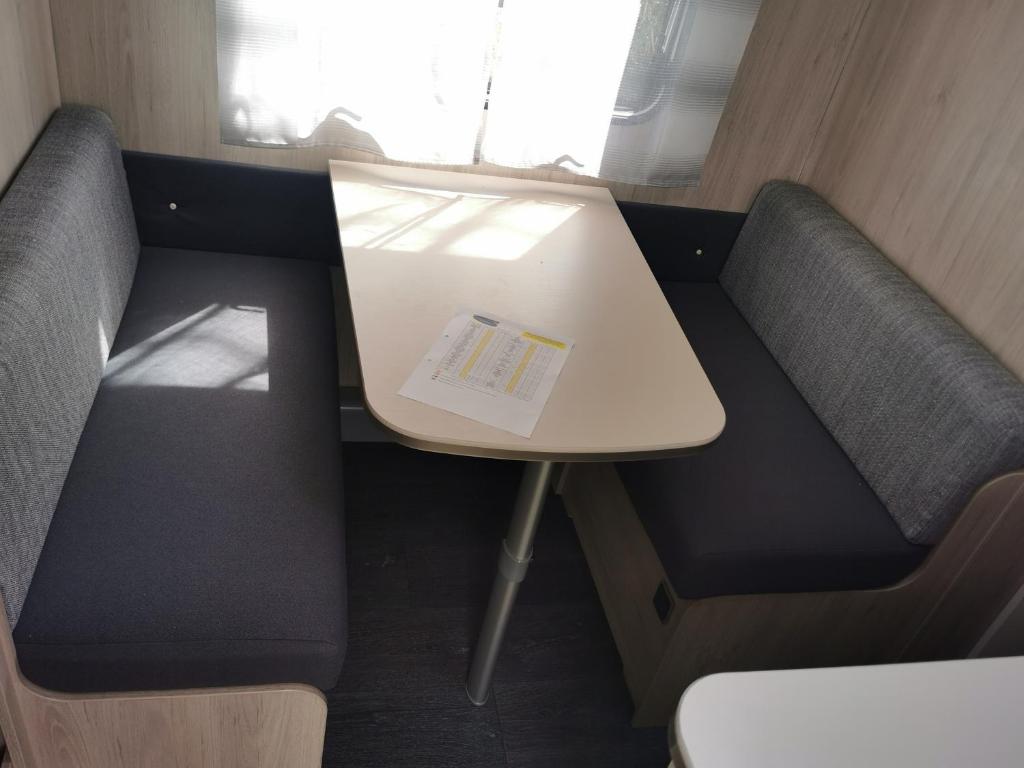Posezení v ubytování CAMPING LES HERLEQUINS