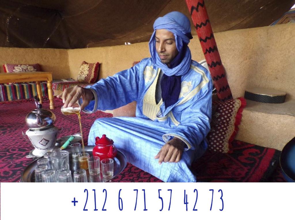 een standbeeld van een man in een tent bij La Maison de l'Homme Bleu in Aït Boukha