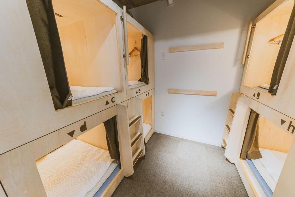 Postel nebo postele na pokoji v ubytování Grand Hostel LDK Sapporo