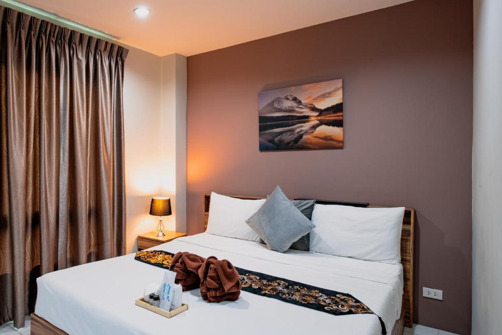 Postel nebo postele na pokoji v ubytování The Living Hotel SamutPrakan