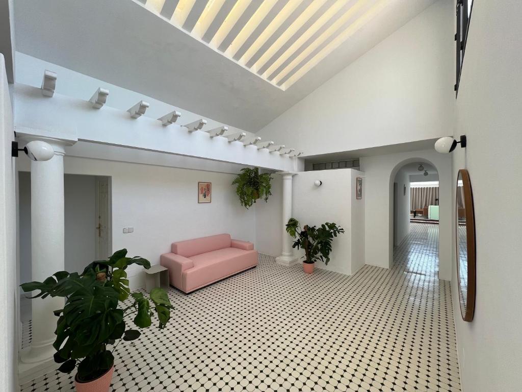 a living room with a pink couch and a ceiling at Hotel Paraíso Del Mar in Nerja