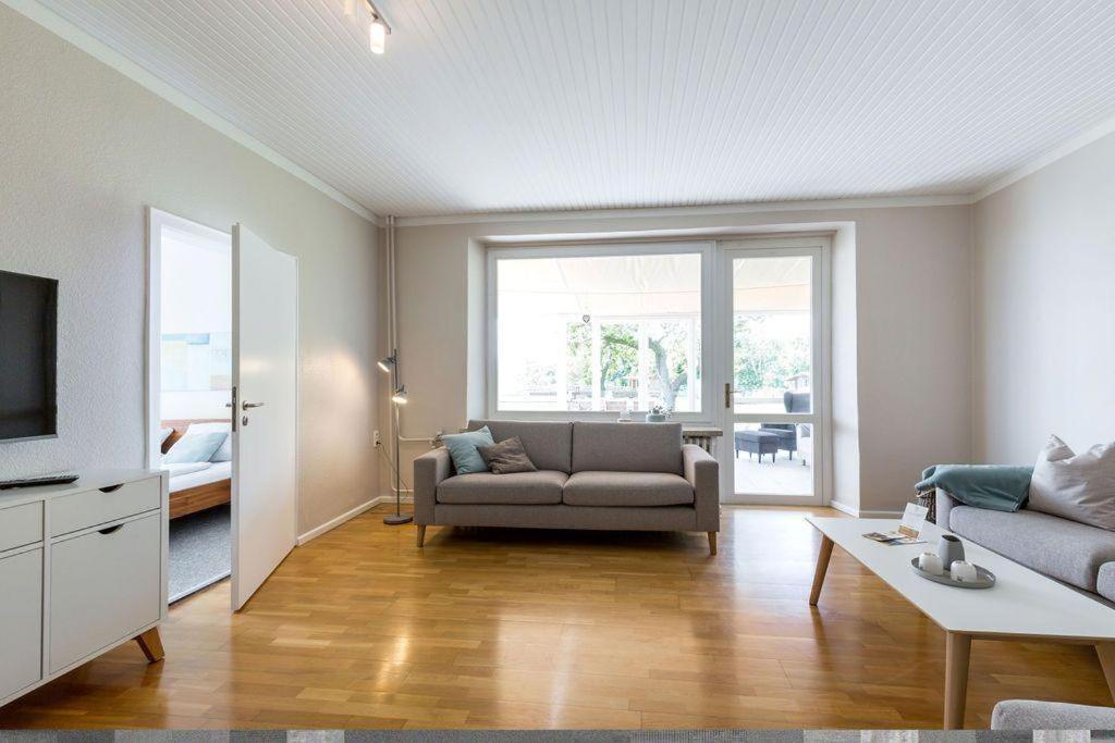 un soggiorno con divano e TV di Buedlfarm-Bauers-Haus a Sahrensdorf