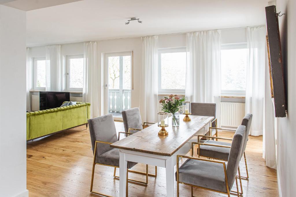 a living room with a dining room table and chairs at Villa Talblick im Naturpark Altmühltal in Greding