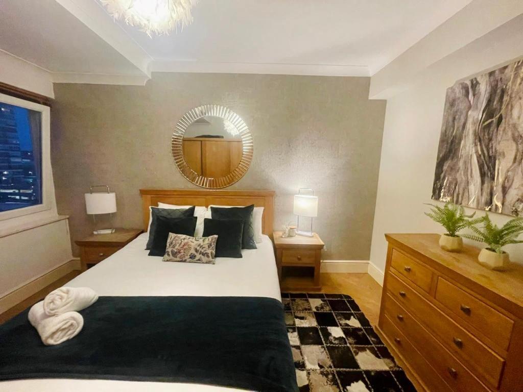 En eller flere senge i et værelse på Apartment 1 minute to the beach and city centre