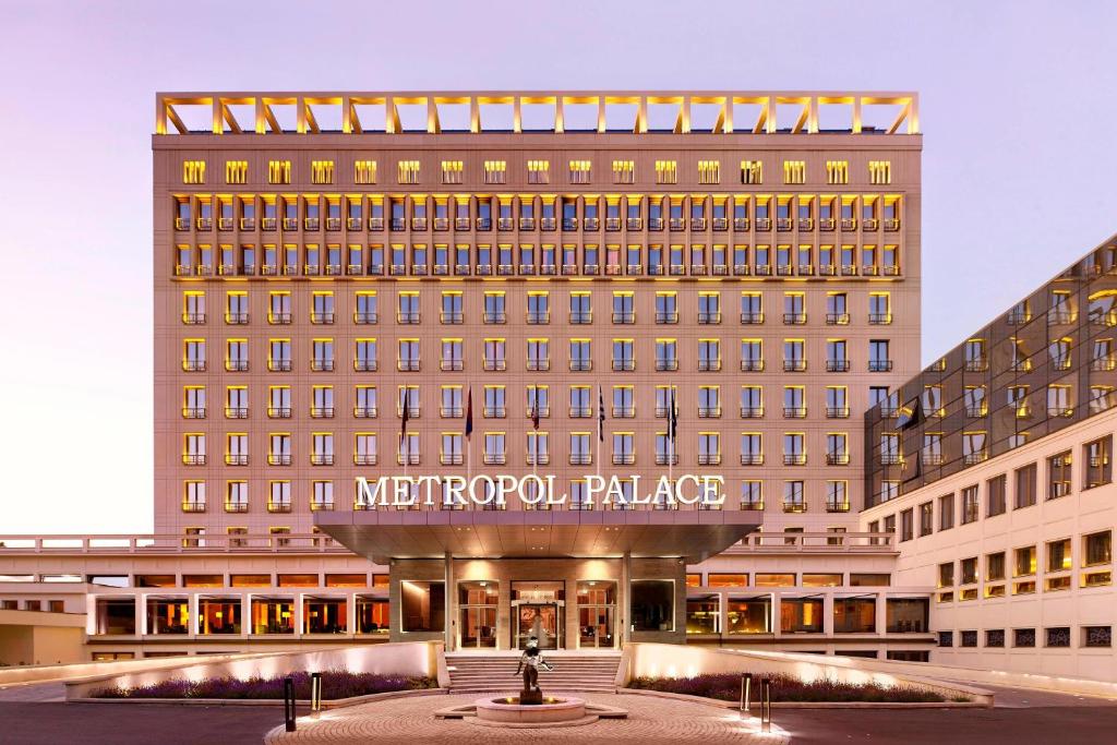 貝爾格勒的住宿－Metropol Palace, Belgrade，一座大型建筑,前面有一个喷泉