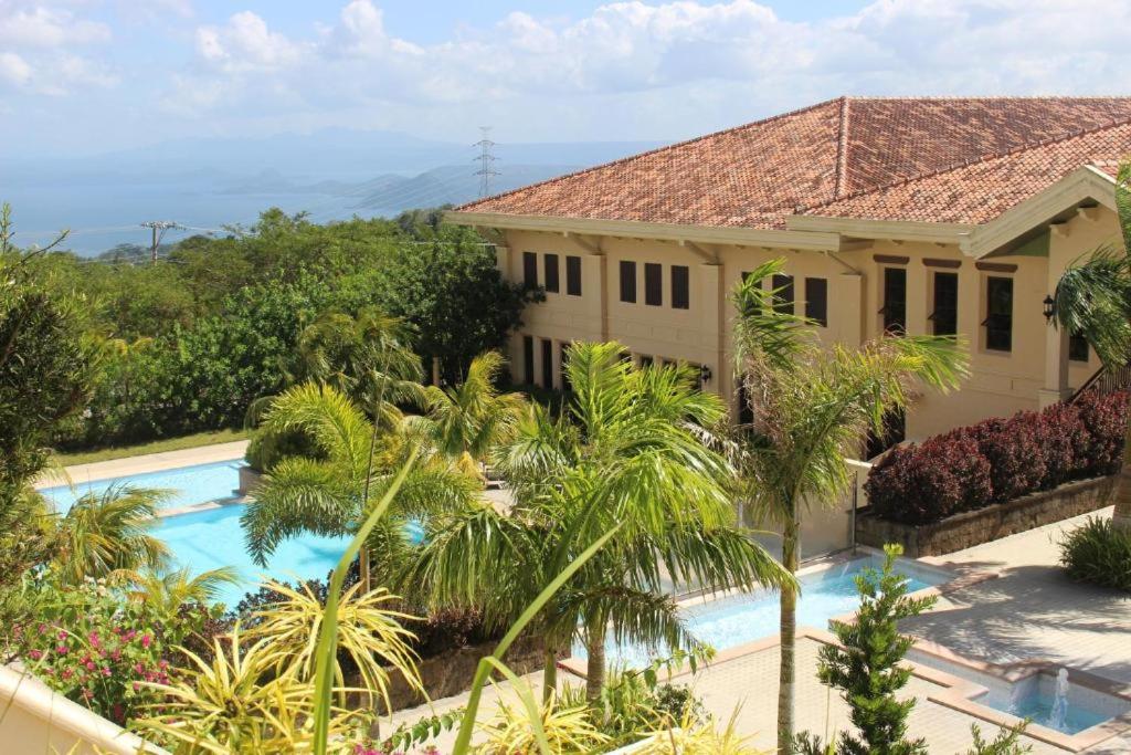 Bazén v ubytování Splendido Tagagtay Taal Lake Staycation Free Parking Netflix No Free Pool nebo v jeho okolí