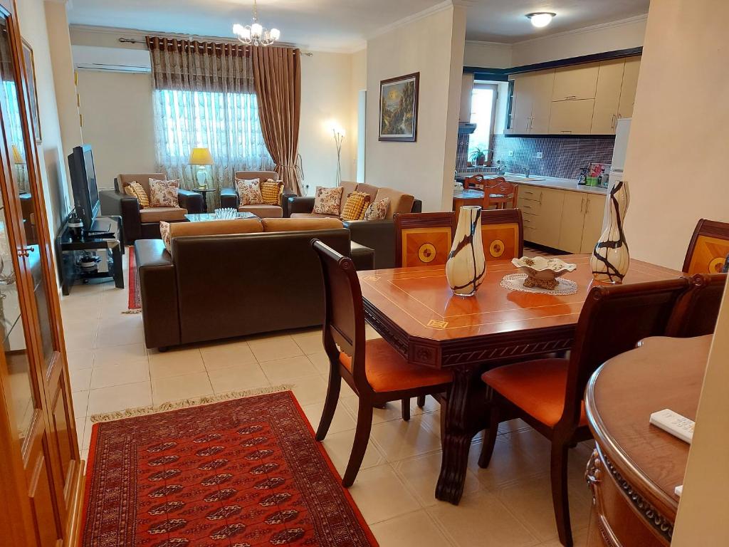 sala de estar con mesa y sofá en Geni Apartment, en Korçë