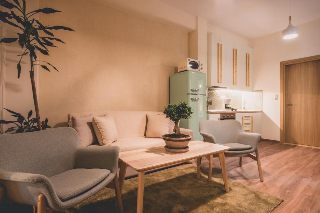 Część wypoczynkowa w obiekcie Luxury Apartment with Acropolis view Terrace and Jacuzzi in the Heart of Athens - Living Stone Azurite