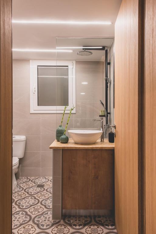 Łazienka w obiekcie Luxury Apartment with Acropolis view Terrace and Jacuzzi in the Heart of Athens - Living Stone Azurite