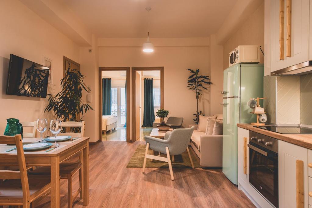 Kuchnia lub aneks kuchenny w obiekcie Luxury Apartment with Acropolis view Terrace and Jacuzzi in the Heart of Athens - Living Stone Azurite