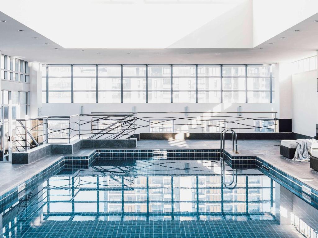 una piscina en el medio de un edificio en The Como Melbourne en Melbourne