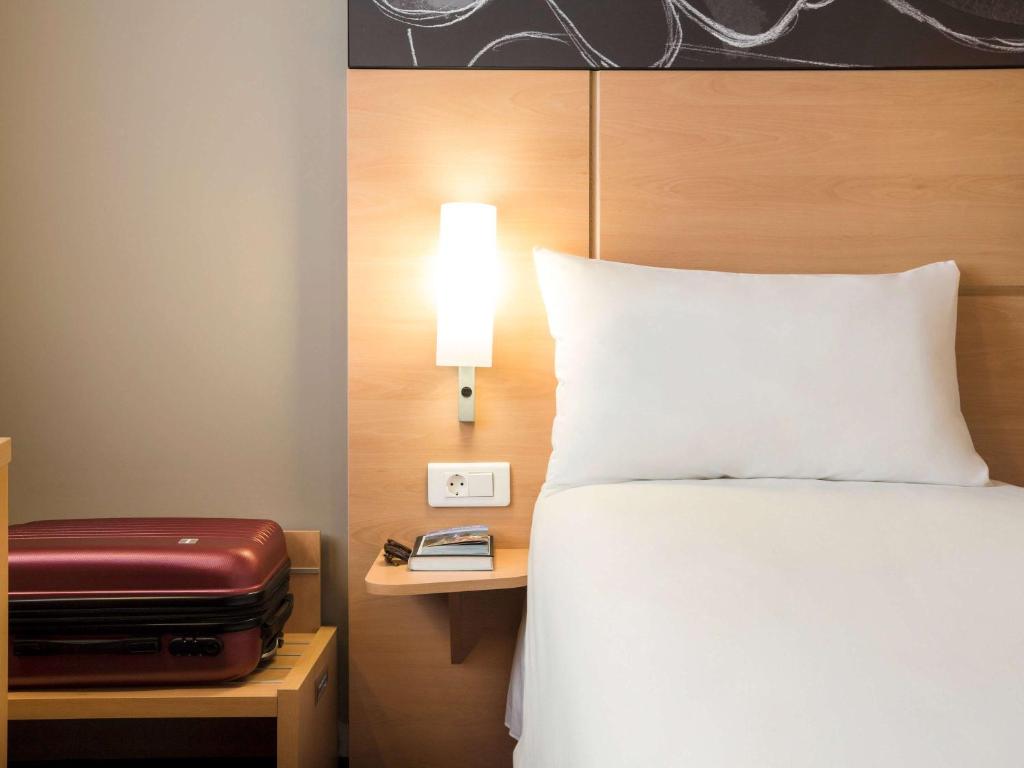 Postel nebo postele na pokoji v ubytování ibis Yerevan Center