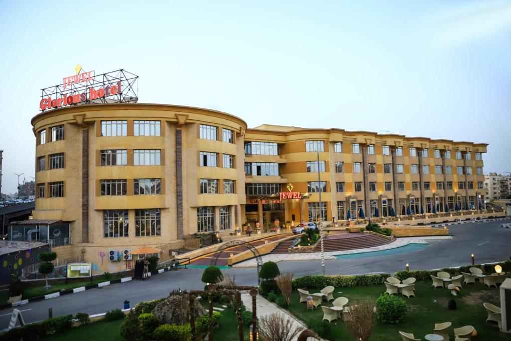 duży budynek z dziedzińcem przed nim w obiekcie Jewel Glorious Hotel w Kairze
